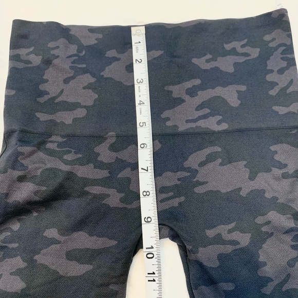 NWOT Spanx Look At Me Now Seamless Leggings in Black Camo M - Picture 7 of 10